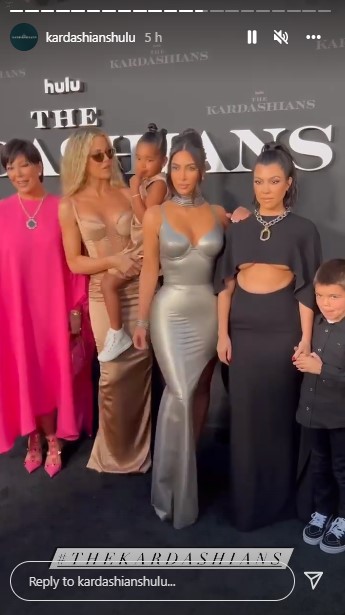レッドカーペットに並んだカーダシアン一家（画像は『The Kardashians　2022年4月7日付Instagram』のスクリーンショット）