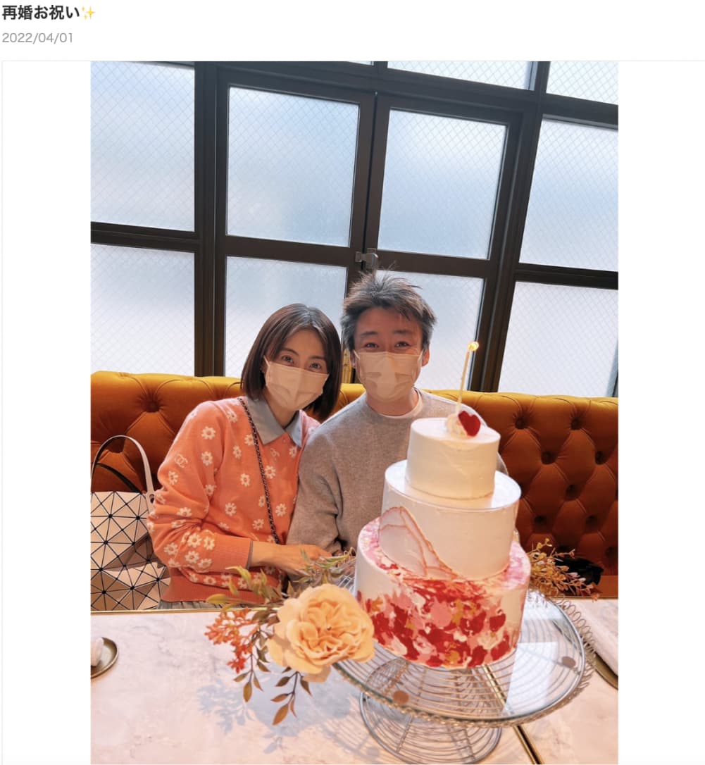 ケーキを前に寄り添う小林麻耶と國光吟さん（画像は『小林麻耶　2022年4月1日付オフィシャルブログ「再婚お祝い」』のスクリーンショット）