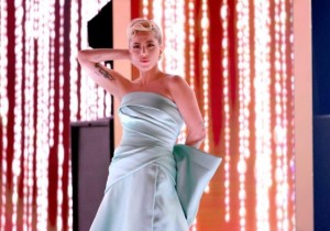 マリリン・モンローを彷彿するドレスを着たガガ（画像は『Recording Academy / GRAMMYs　2022年4月3日付Instagram「Give us GAGA.」』のスクリーンショット）