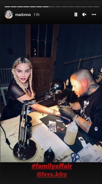 タトゥーアーティストの施術を受けるマドンナ（画像は『Madonna　2022年4月4日付Instagram』のスクリーンショット）