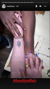 マドンナとデヴィッドさんの腕に入れたお揃いのタトゥー（画像は『Madonna　2022年4月4日付Instagram』のスクリーンショット）