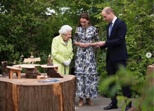 2019年、キャサリン妃がデザインした庭園を見学する女王（画像は『Duke and Duchess of Cambridge　2022年4月21日付Instagram「Wishing Her Majesty The Queen a very happy 96th birthday today!」』のスクリーンショット）