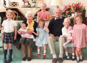 7人のひ孫達に囲まれる女王とフィリップ王配（画像は『Duke and Duchess of Cambridge　2022年4月21日付Instagram「Wishing Her Majesty The Queen a very happy 96th birthday today!」』のスクリーンショット）