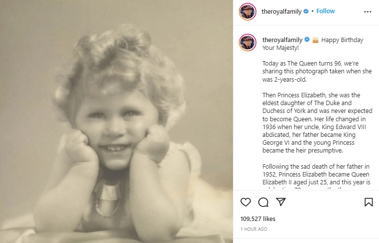 愛らしい微笑みを見せる2歳の頃のエリザベス女王（画像は『The Royal Family　2022年4月21日付Instagram「Happy Birthday Your Majesty!」』のスクリーンショット）