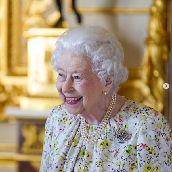 96歳の誕生日を迎えたエリザベス女王（画像は『The Royal Family　2022年3月25日付Instagram「This week at Windsor Castle, The Queen viewed a selection of enamel and fine bone china artefacts from ＠HalcyonDays_UK」』のスクリーンショット）