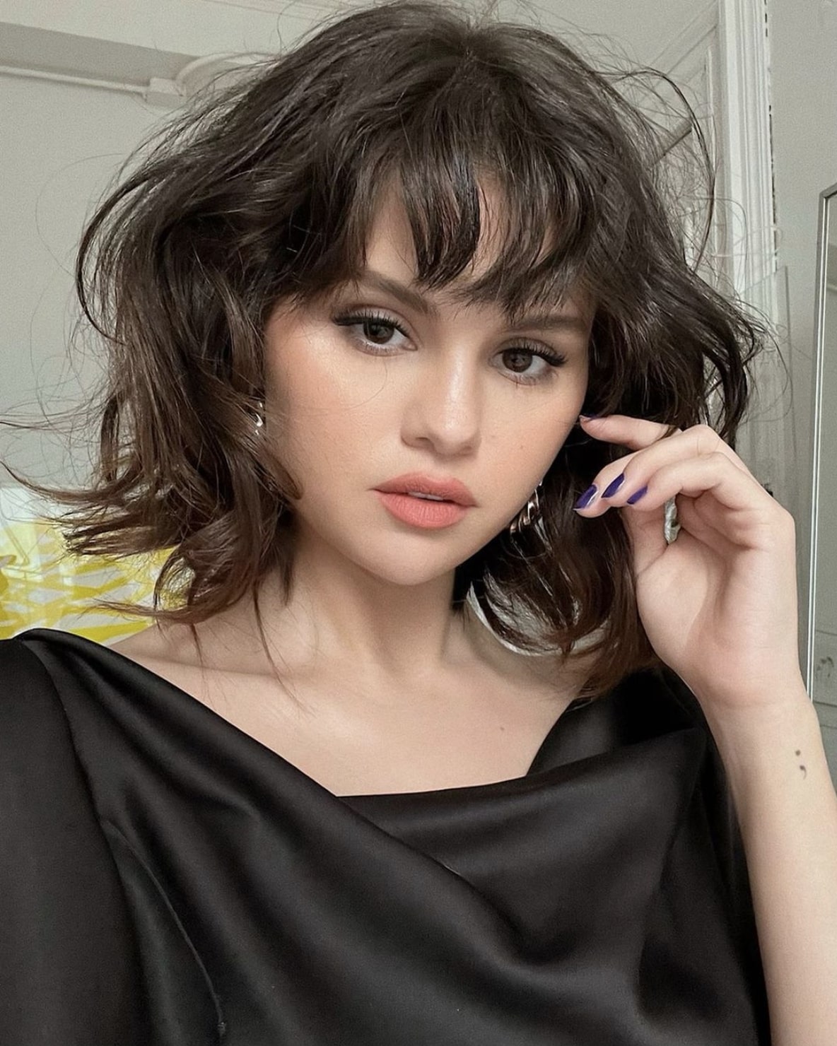 新しいヘアスタイルも披露したセレーナ・ゴメス（画像は『Selena Gomez　2022年3月31日付Instagram「New hair who dis?」』のスクリーンショット）