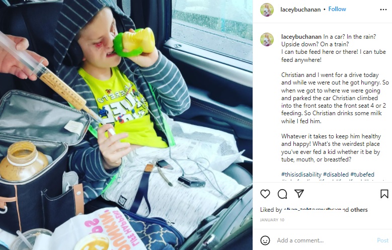 今も経管栄養に頼るクリスチャン君（画像は『Lacey Buchanan　2022年1月10日付Instagram「In a car?」』のスクリーンショット）