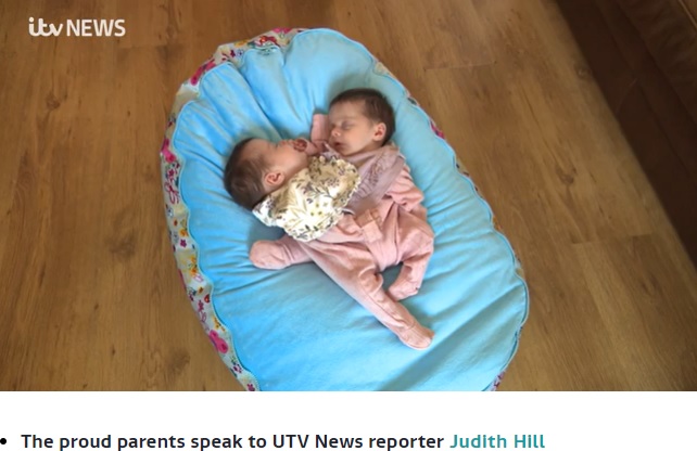 来月に分離手術が予定されている2人（画像は『ITV News　2022年4月21日付「Northern Ireland couple welcome six-week-old ‘miracle’ conjoined twins」』のスクリーンショット）
