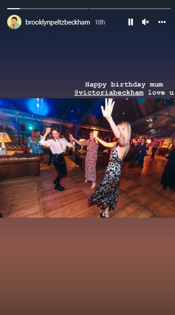 母ジャッキーさん、ニコラとダンスを楽しむヴィクトリア（画像は『brooklynpeltzbeckham　2022年4月17日付Instagram』のスクリーンショット）