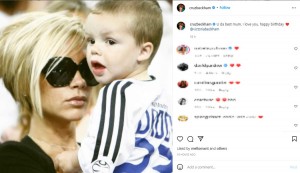 幼いクルスを抱き、デヴィッドの試合観戦するヴィクトリア（画像は『CRUZ　2022年4月17日付Instagram「U da best mum, I love you, happy birthday」』のスクリーンショット）