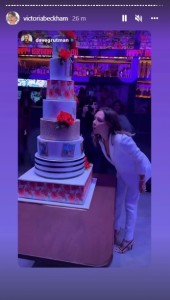 バースデーケーキのキャンドルを吹き消すヴィクトリア（画像は『Victoria Beckham　2022年4月18日付Instagram』のスクリーンショット）