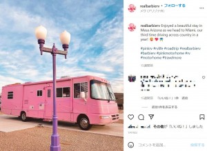 ピンクに塗装されたキャンピングカー（画像は『Real Life Barbie RV　2022年1月18日Instagram「Enjoyed a beautiful stay in Mesa Arizona as we head to Miami」』のスクリーンショット）