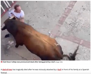 雄牛に襲われるオスカーさん（画像は『The Daily Star　2022年5月2日付「Dad dies after being gored by 84st bull in front of horrified family at festival」（Image: CEN）』のスクリーンショット）