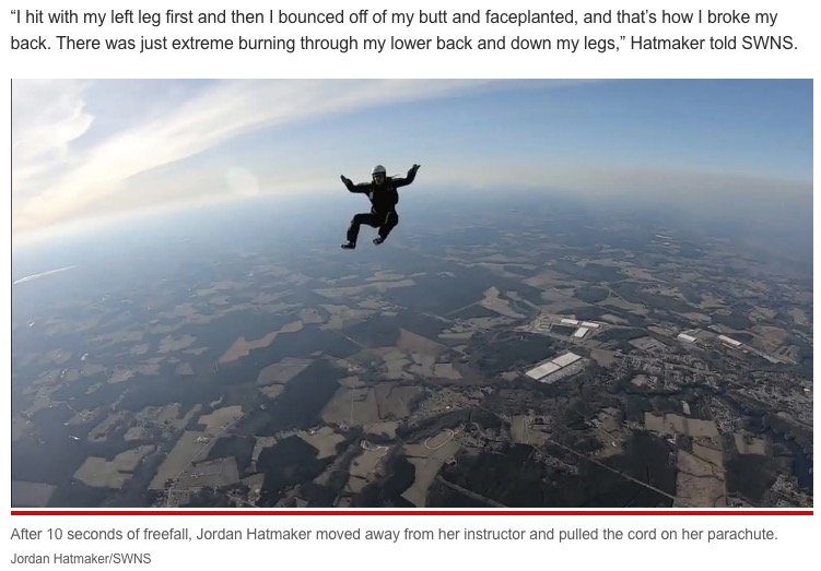 パラシュートを開こうとするジョーダンさん（画像は『New York Post　2022年4月11日付「Skydiver miraculously survives 125-mph fall after parachute mishap」（Jordan Hatmaker/SWNS）』のスクリーンショット）