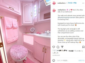トイレもピンクにリノベーション（画像は『Real Life Barbie RV　2020年8月28日Instagram「Here’s the other side of our bathroom!」』のスクリーンショット）
