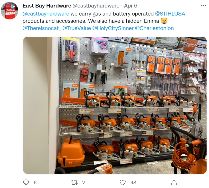 営業中の店内のどこかでひっそりと休憩する猫（画像は『East Bay Hardware　2022年4月6日付Twitter「＠eastbayhardware we carry gas and battery operated  ＠STIHLUSA products and accessories.」』のスクリーンショット）