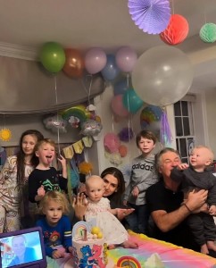 アレック・ボールドウィン夫妻と6人の子供達（画像は『Hilaria Thomas Baldwin　2022年2月26日付Instagram「Happy first birthday to our María Lucía Victoria」』のスクリーンショット）