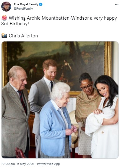 エリザベス女王、アーチー君の3歳の誕生日を祝福（画像は『The Royal Family　2022年5月6日付Twitter「Wishing Archie Mountbatten-Windsor a very happy 3rd Birthday!」』のスクリーンショット）
