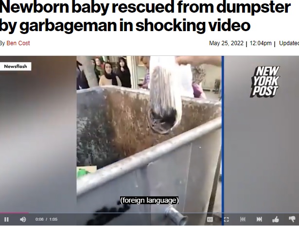 ゴミ収集箱の中から拾い上げられるレジ袋（画像は『New York Post　2022年5月25日付「Newborn baby rescued from dumpster by garbageman in shocking video」（Newsflash）』のスクリーンショット）