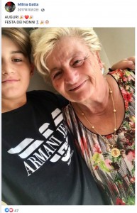 14～15歳頃のジュゼッペさんと彼の祖母と思われる女性（画像は『Milina Gatta　2017年10月2日付Facebook「AUGURI FESTA DEI NONNI」』のスクリーンショット）