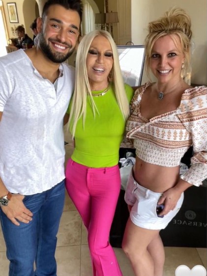 サムさんとドナテラ、ブリトニーのスリーショット（画像は『Britney Spears　2022年3月26日付Instagram「Look who came to visit …」』のスクリーンショット）