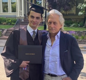 卒業証書を持つディランさんと父マイケル（画像は『Michael Douglas　2022年5月29日付Instagram「One proud Dad!」』のスクリーンショット）