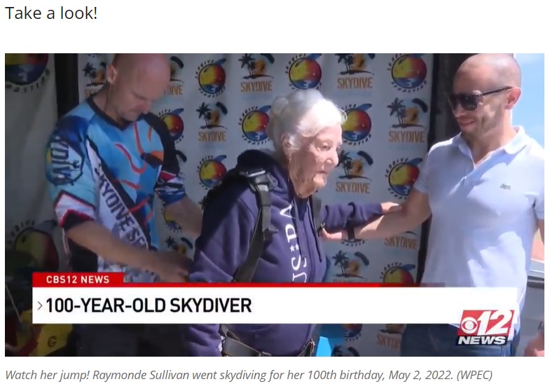 友人や家族に見守られながらスカイダイビングの準備を進めるレイモンドさん（画像は『WPEC CBS 12　2022年5月3日付「WATCH: Local lady celebrates turning 100 by skydiving」（WPEC）』のスクリーンショット）