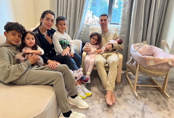 4人の子供達とジョルジーナさん、赤ちゃんを抱くロナウド（画像は『Cristiano Ronaldo　2022年4月21日付Instagram「Home sweet home.」』のスクリーンショット）