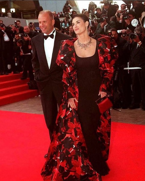 1997年のカンヌ映画祭に出席したブルースとデミ（画像は『Demi Moore　2022年5月18日付Instagram「From the Cannes archives, circa 1997.」』のスクリーンショット）