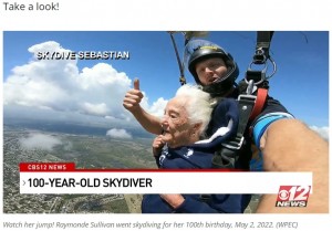 美しい景色を上空から楽しんだレイモンドさん（画像は『WPEC CBS 12　2022年5月3日付「WATCH: Local lady celebrates turning 100 by skydiving」（WPEC）』のスクリーンショット）