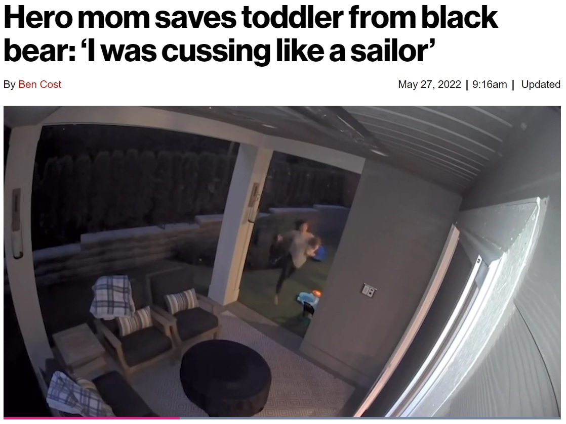 クマの姿を見て慌ててジュニパーちゃんを抱き上げたサマンサさん（画像は『New York Post　2022年5月27日付「Hero mom saves toddler from black bear: ‘I was cussing like a sailor’」』のスクリーンショット）
