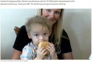 31個のチーズバーガーのうち、バレット君が食べたのは2分の1個だけ（画像は『NBC Chicago　2022年5月17日付「Order Up! Texas Toddler Gets Dozens of Cheeseburgers Delivered to His House」』のスクリーンショット）