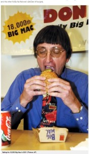 2001年、1万8000個目のビッグマックを頬張るドナルドさん（画像は『Metro　2022年5月19日付「McDonald’s lover has eaten a Big Mac nearly every day for 50 years」（Picture: AP）』のスクリーンショット）