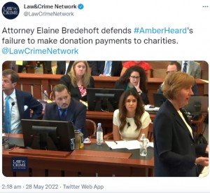 ジョニー・デップの隣に座るヴァスケス弁護士（右）（画像は『Law＆Crime Network　2022年5月28日付Twitter「Attorney Elaine Bredehoft defends ＃AmberHeard’s failure to make donation payments to charities.」』のスクリーンショット）