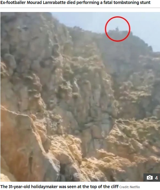 30mの崖からジャンプする直前の男性（画像は『The Sun　2022年5月14日付「HOLIDAY HORROR Spain cliff jumping death: Horror moment wife films husband perform fatal ‘tombstone’ leap from 100ft clifftop」（Credit: Netflix）』のスクリーンショット）