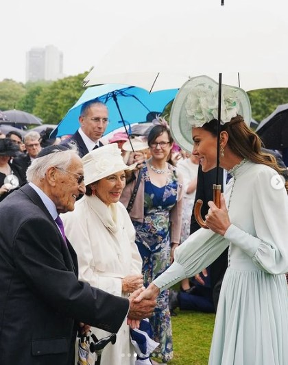 マンフレッドさんとの再会を喜ぶキャサリン妃（画像は『The Royal Family　2022年5月25日付Instagram「There was rain and shine at the final of this year’s Buckingham Palace Garden Parties!」』のスクリーンショット）