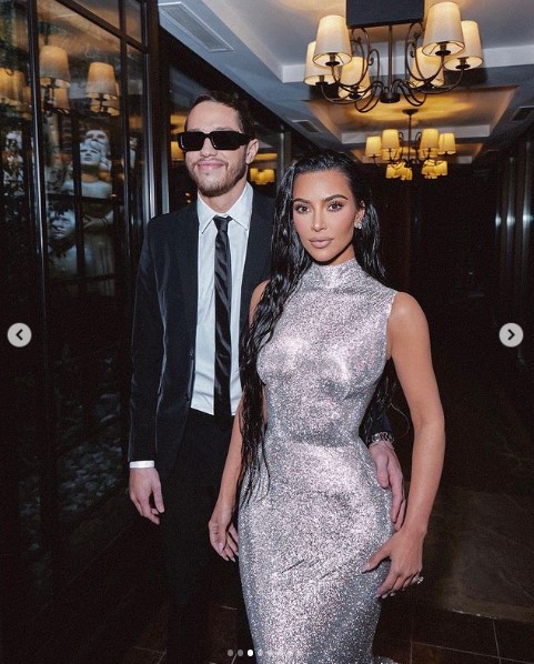 ピートとキムがカップルとしてレッドカーペットデビュー（画像は『Kim Kardashian　2022年4月30日付Instagram「White House din din」』のスクリーンショット）