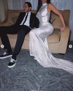 バックステージのソファでくつろぐ2人（画像は『Kim Kardashian　2022年4月30日付Instagram「White House din din」』のスクリーンショット）