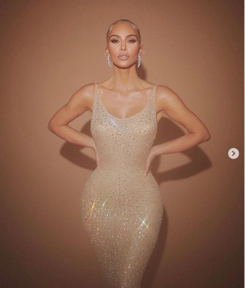 マリリン・モンローのドレスを着たキム・カーダシアン（画像は『Kim Kardashian　2022年5月2日付Instagram「Met Gala - In America: An Anthology of Fashion」』のスクリーンショット）
