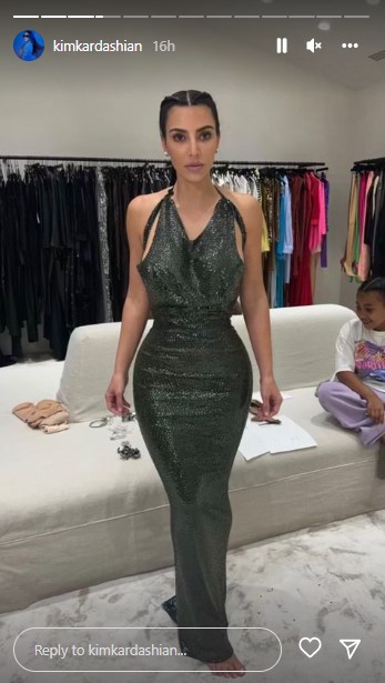 ホルタースタイルでドレスを試着するキム（画像は『Kim Kardashian　2022年5月6日付Instagram』のスクリーンショット）