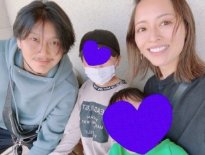 小森純と夫の今井諒氏、長男、次男（画像は『小森純　2022年5月4日付Instagram「GWは4日間お休みを頂いて家族旅行にいってきました」』のスクリーンショット）