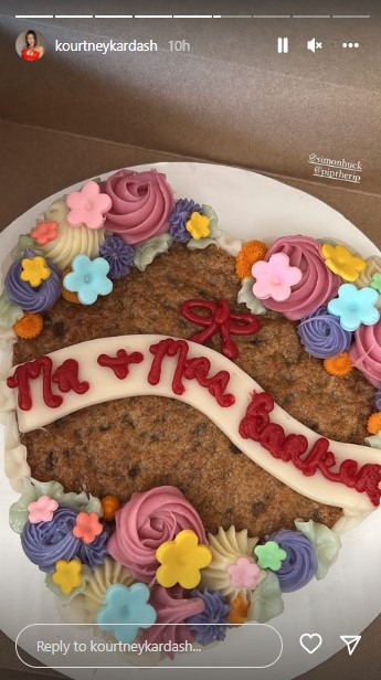 「ミスター＆ミセス・バーカー」と書かれたケーキ（画像は『Kourtney　2022年5月16日付Instagram』のスクリーンショット）