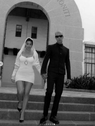 【イタすぎるセレブ達】コートニー・カーダシアン、トラヴィス・バーカーとの挙式は超ミニのドレスで　SNSで結婚を報告
