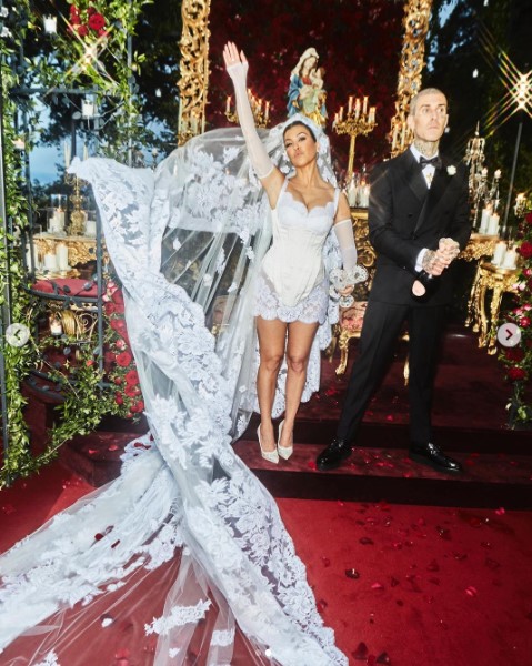 コートニーとトラヴィス、3度目の結婚式はイタリアのヴィラで（画像は『Kourtney　2022年5月22日付Instagram「Introducing Mr. And Mrs. Barker」』のスクリーンショット）