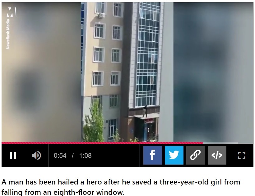 3歳女児のいた部屋には当時、誰もおらず（画像は『Metro　2022年5月12日付「Hero saves three-year-old girl hanging from eighth-floor window」』のスクリーンショット）