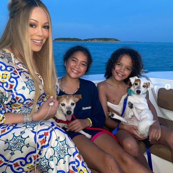 ボートの上で楽しそうに微笑む親子3人（画像は『Mariah Carey　2022年4月30日付Instagram「Happy 11th birthday to the two greatest blessings of my life.」』のスクリーンショット）