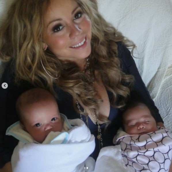 赤ちゃんの頃の双子を抱くマライア（画像は『Mariah Carey　2022年4月30日付Instagram「Happy 11th birthday to the two greatest blessings of my life.」』のスクリーンショット）