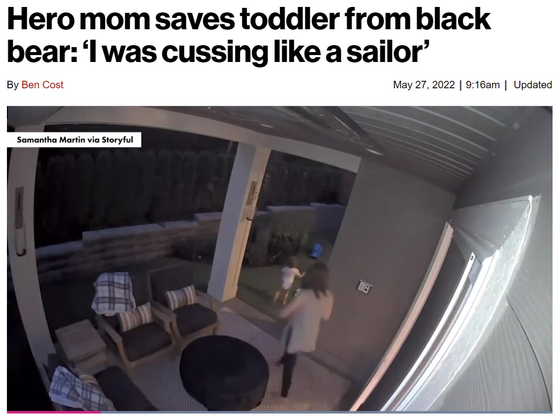 クマの存在に気付かないままジュニパーちゃんを追いかけていたサマンサさん（画像は『New York Post　2022年5月27日付「Hero mom saves toddler from black bear: ‘I was cussing like a sailor’」』のスクリーンショット）