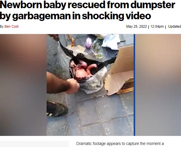 ゴミ袋を引き裂くと赤ちゃんが！（画像は『New York Post　2022年5月25日付「Newborn baby rescued from dumpster by garbageman in shocking video」（Newsflash）』のスクリーンショット）