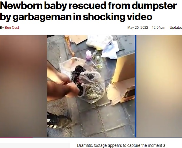 捨てられていたレジ袋を開ける男性（画像は『New York Post　2022年5月25日付「Newborn baby rescued from dumpster by garbageman in shocking video」（Newsflash）』のスクリーンショット）